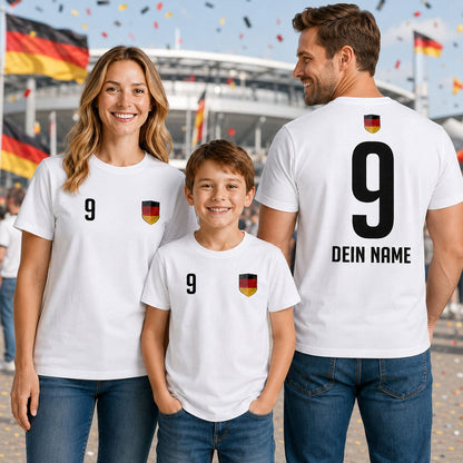 Familie mit personalisierten Deutschland-Shirts für Kinder und Erwachsene vor einem Fußballstadion