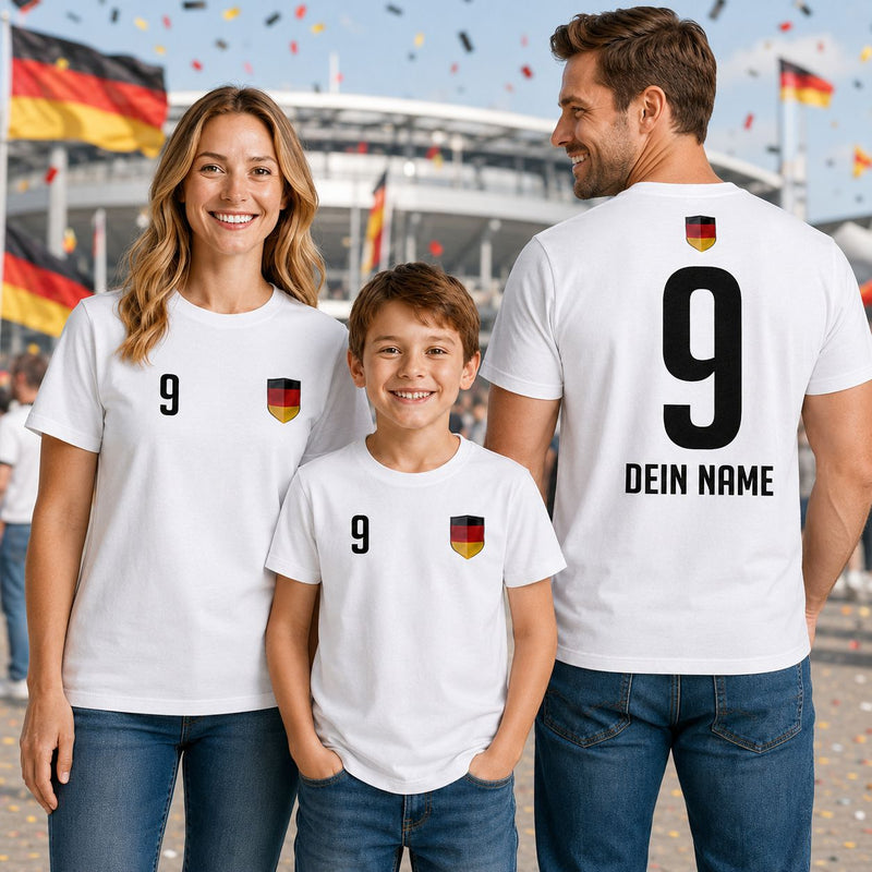 Familie mit personalisierten Deutschland-Shirts für Kinder und Erwachsene vor einem Fußballstadion