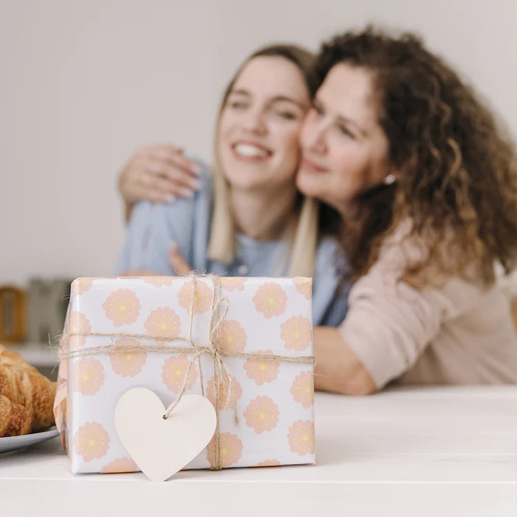 Person überreicht eine personalisierte Fototasse als Geschenk und freut sich gemeinsam