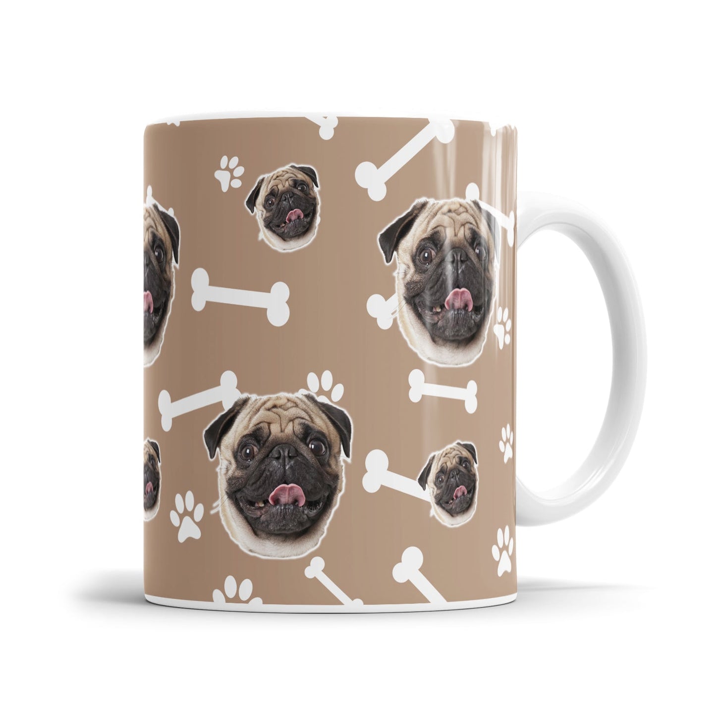 Personalisierte Hundetasse im Sticker Design mit Mops auf braunem Hintergrund