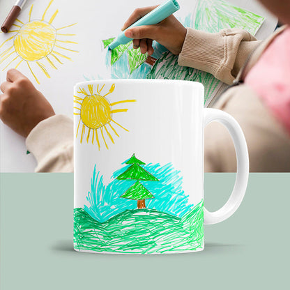 Fototasse mit selbstgemalter Kinderzeichnung als emotionales Geschenk für die Familie - Detail Foto mit Kind das gerade ein Bild malt