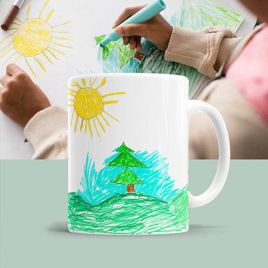 Fototasse mit selbstgemalter Kinderzeichnung als emotionales Geschenk für die Familie - Detail Foto mit Kind das gerade ein Bild malt