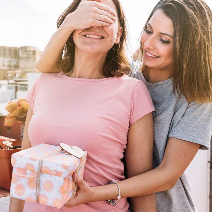 Zwei beste Freundinnen freuen sich über eine personalisierte Tasse als Geschenk
