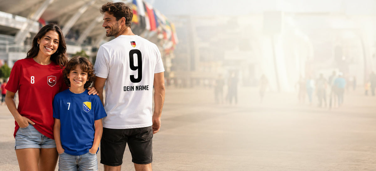 Familie mit personalisierten Fan-Shirts für Deutschland, die Türkei und Bosnien