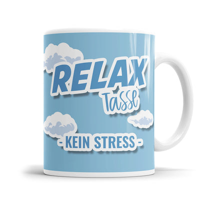 Motivationstasse mit Relax Spruch und ruhigem Wolkenhintergrund