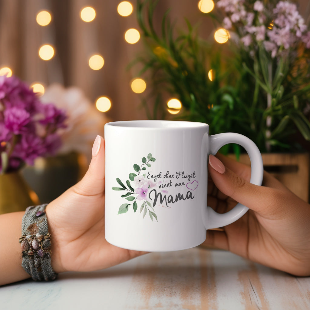 Mama und Tochter halten zusammen personalisierte Tasse mit Engel Spruch