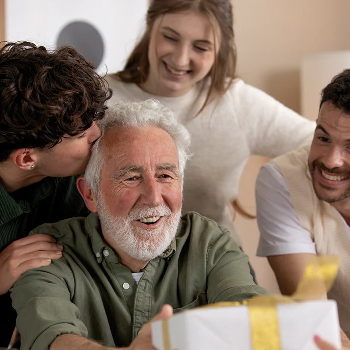 Opa bekommt eine personalisierte Tasse von seinen Enkeln geschenkt 