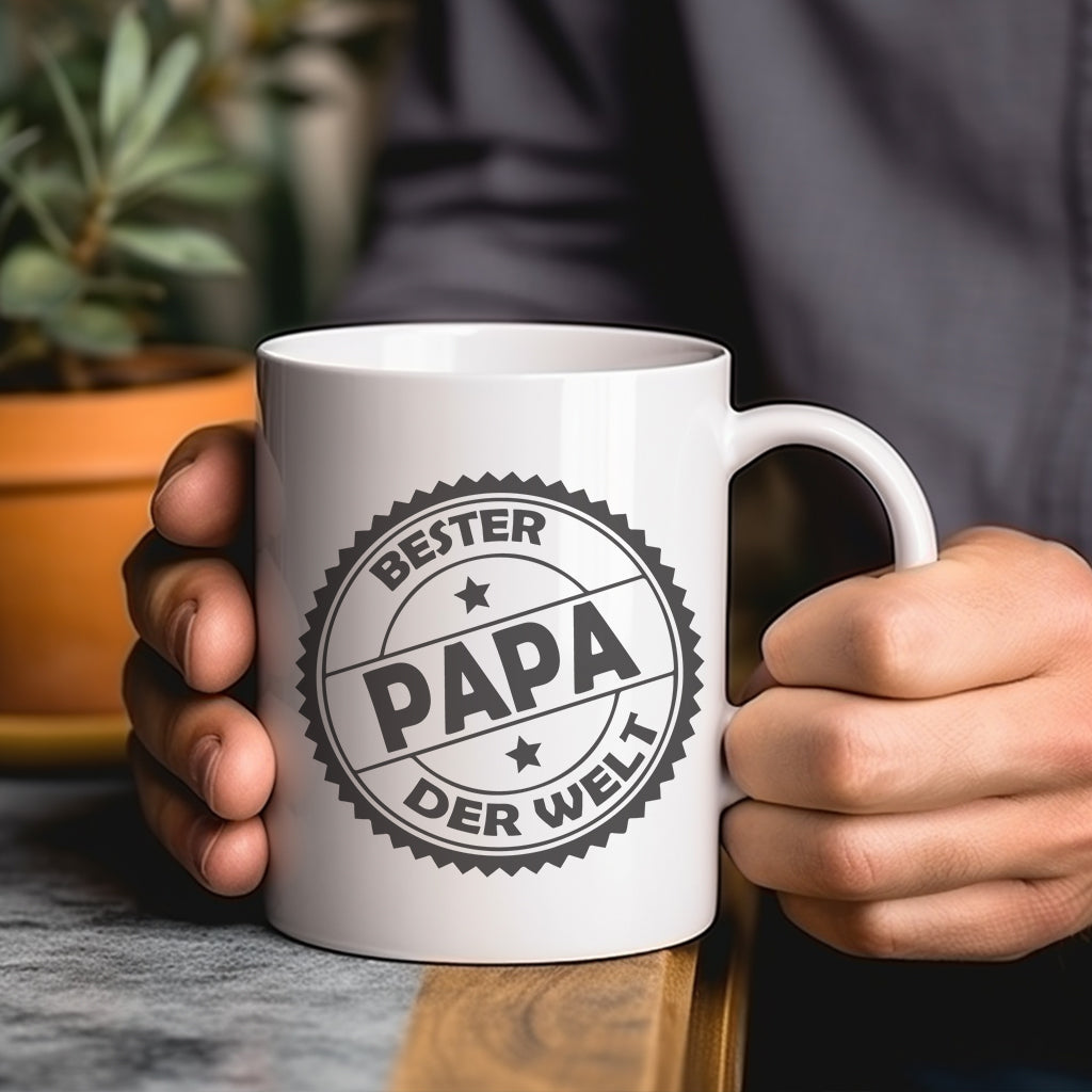 Papa hält Tasse mit bester Papa der Welt im Stempel Design