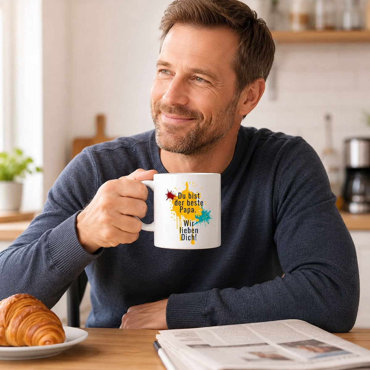 Papa mit seiner persönlichen Lieblingstasse beim Frühstück