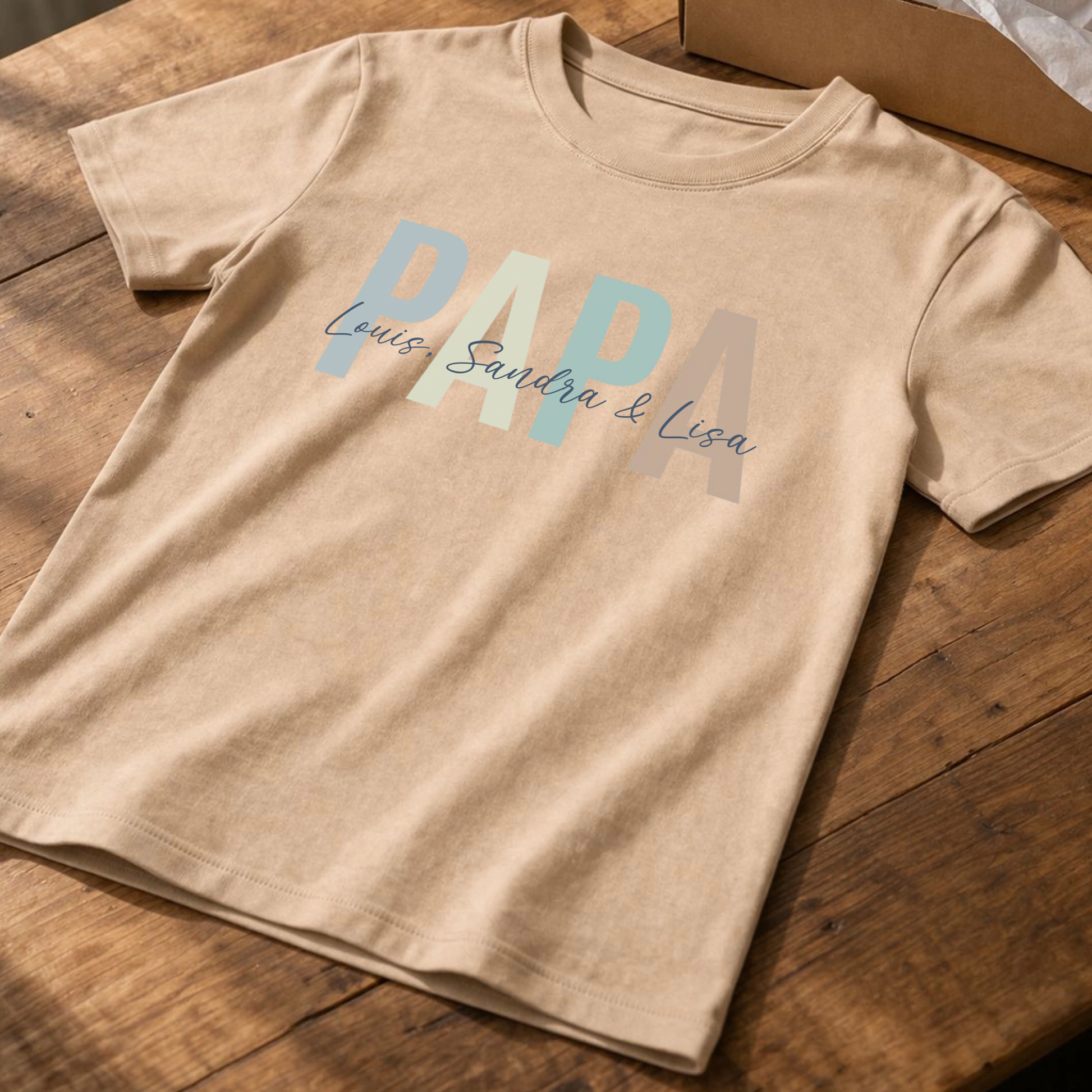 Personalisiertes Papa Shirt in Sand mit Namen der Kinder im Pastell Design von Fulima