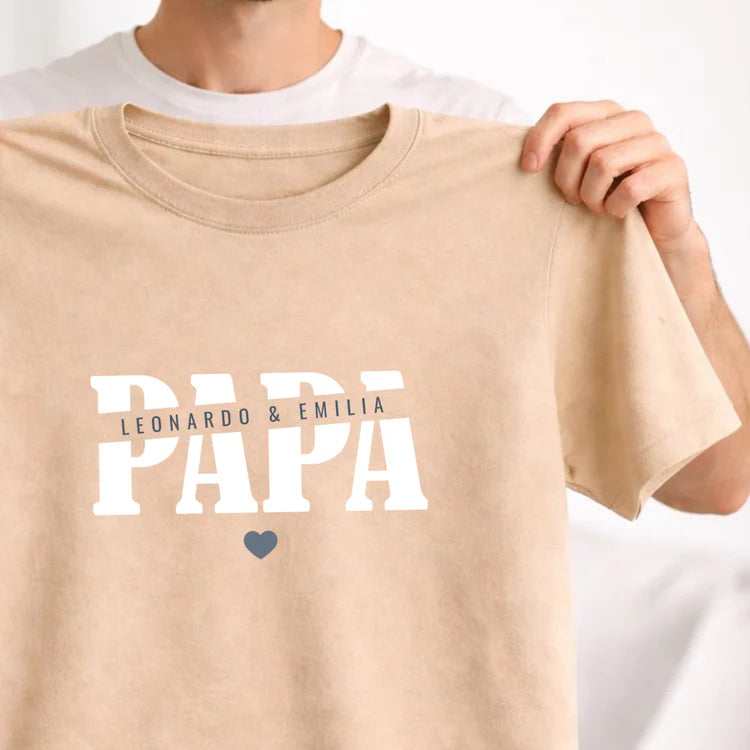 Papa Shirt personalisiert mit Namen der Kinder oder Wunschtext und Herzchen - Farbe Beige - Sand - Geschenkidee - Papa hält es hoch