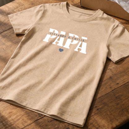 Papa Shirt personalisiert mit Namen der Kinder oder Wunschtext und Herzchen - Farbe Beige - Sand - Detail Beispielbild - Geschenkidee