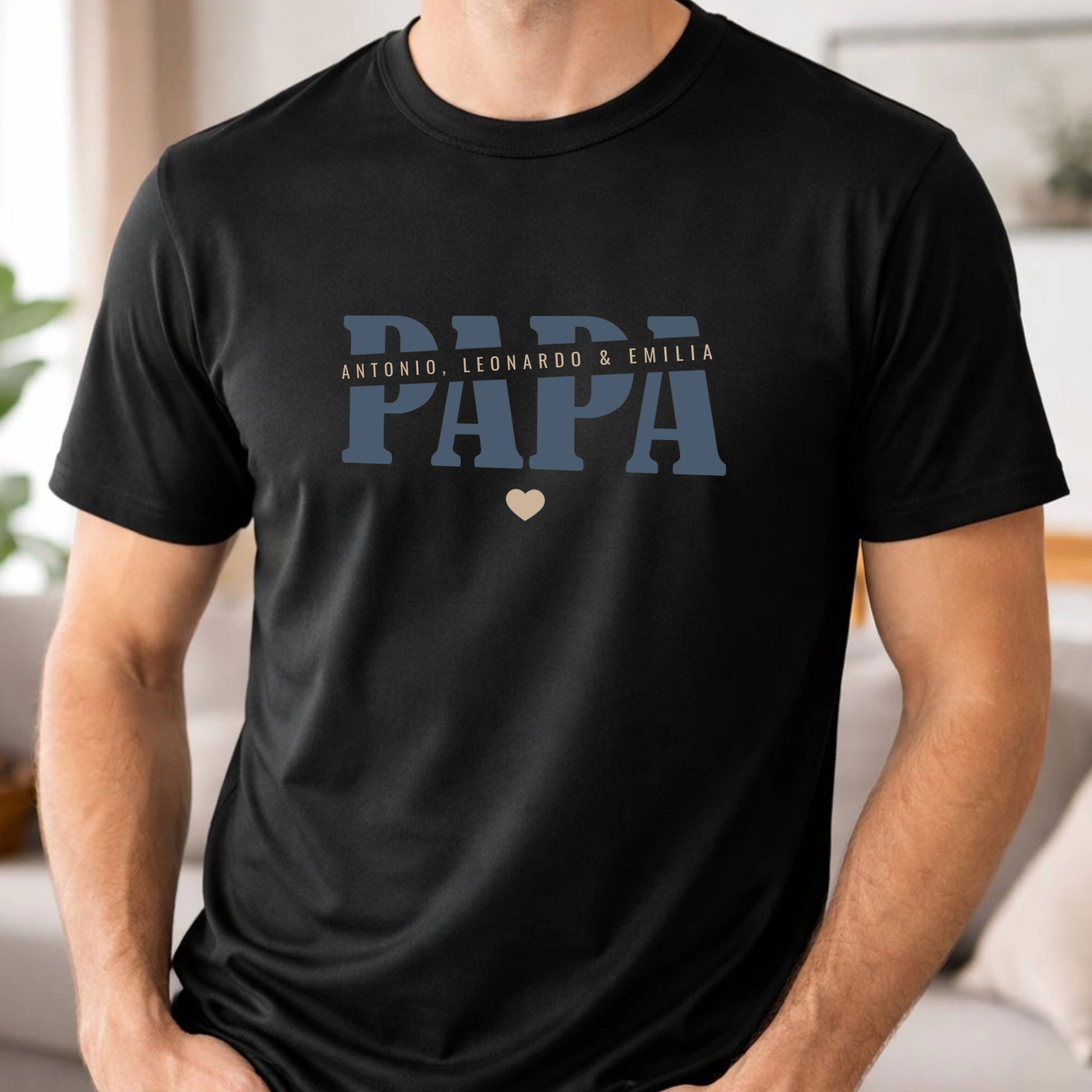 Papa Shirt personalisiert mit Namen der Kinder oder Wunschtext und Herzchen - Farbe Schwarz - Beispiel angezogen