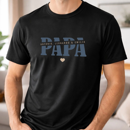 Papa Shirt personalisiert mit Namen der Kinder oder Wunschtext und Herzchen - Farbe Schwarz - Beispiel angezogen