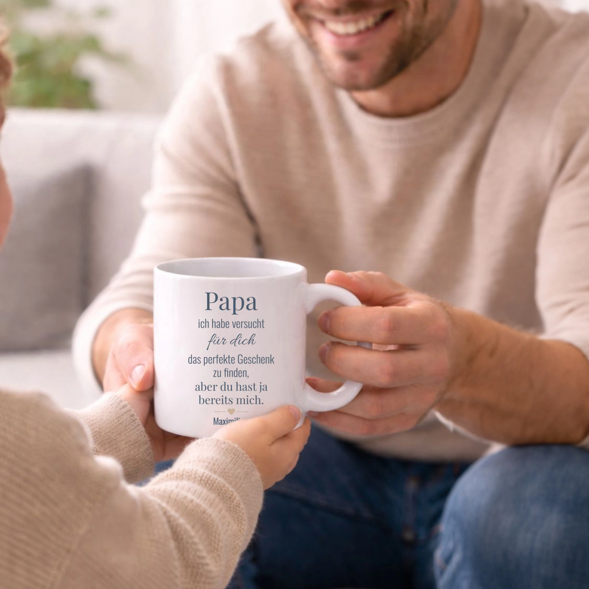 Kind überreicht seinem Papa eine personalisierte Tasse mit Namen und Foto als emotionales Geschenk
