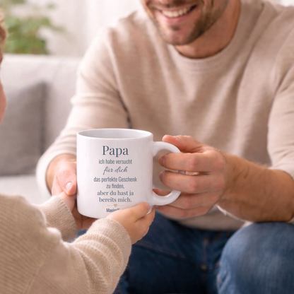 Kind überreicht seinem Papa eine personalisierte Tasse mit Namen und Foto als emotionales Geschenk
