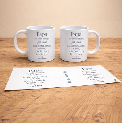 Darstellung der personalisierten Papa Tasse im Designer mit beidseitigen Motiv