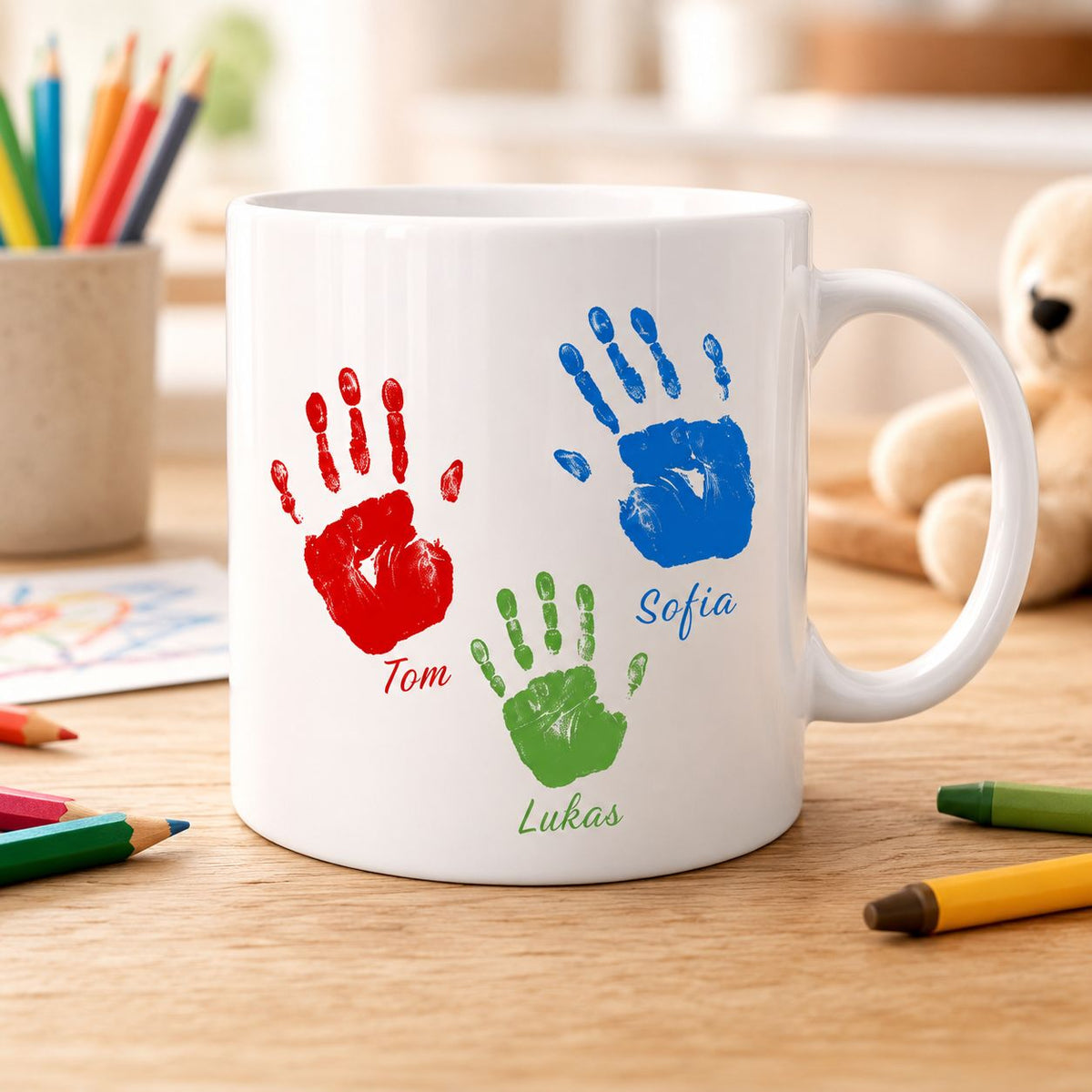 Personalisierte Papa-Tasse mit bunten Handabdrücken und Kindernamen