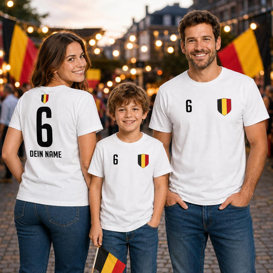 Familie mit personalisierten Belgien Fan-Shirts für Kinder und Erwachsene vor einem Fußballstadion