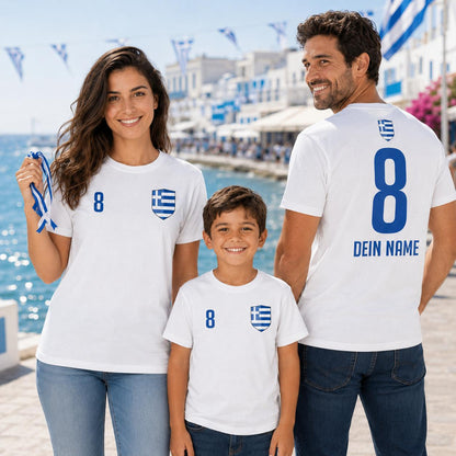 Familie mit personalisierten Griechenland-Shirts in Blau und Weiß beim gemeinsamen Anfeuern