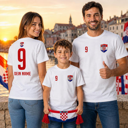 Familie mit personalisierten Kroatien-Shirts beim gemeinsamen Anfeuern in kroatischer Kulisse