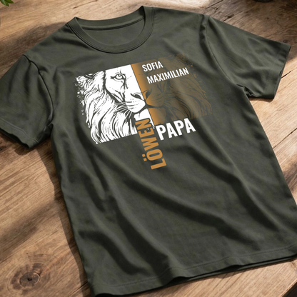Personalisiertes Papa Shirt „Löwenpapa“ mit Namen der Kinder - Khaki - Liegend - 2 Kinder