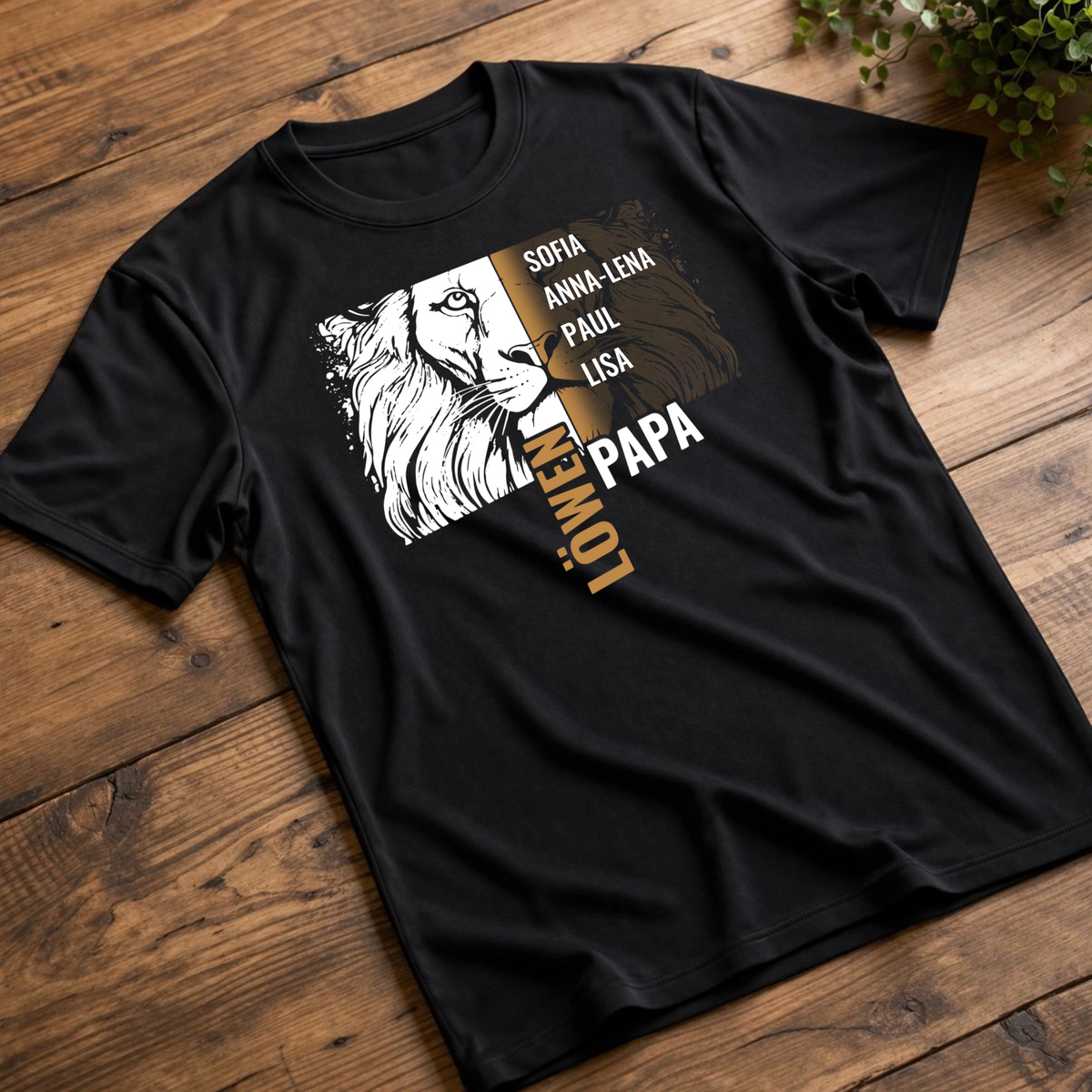 Personalisiertes Papa Shirt „Löwenpapa“ mit Namen der Kinder - liegend - Beispiel - Schwarz - 4 Kinder