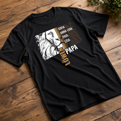 Personalisiertes Papa Shirt „Löwenpapa“ mit Namen der Kinder - liegend - Beispiel - Schwarz - 4 Kinder