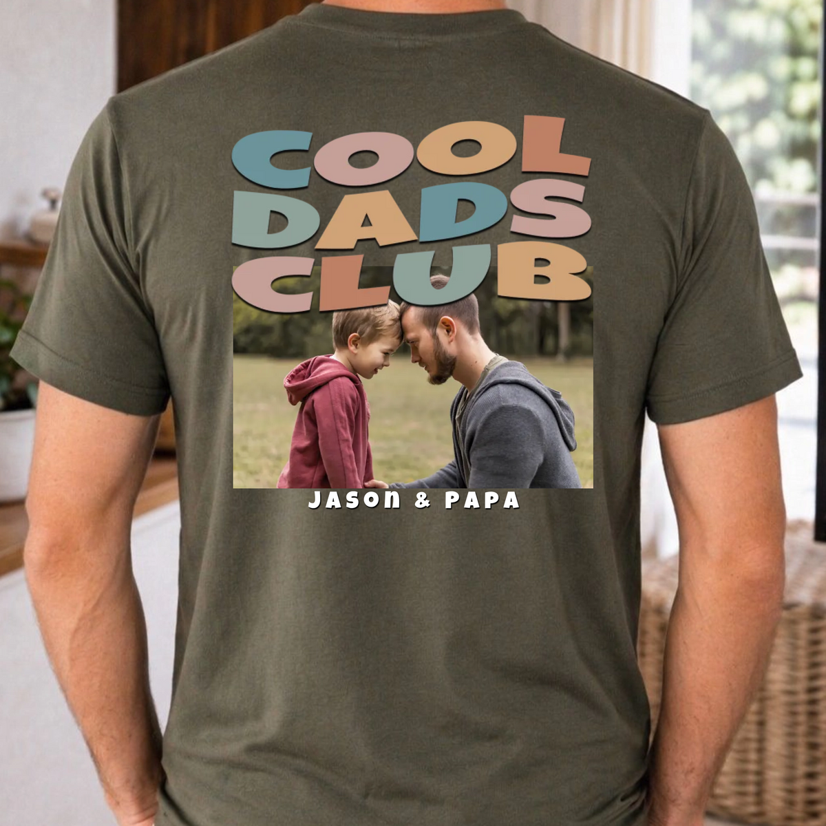 Personalisiertes Papa Shirt „Cool Dads Club“ mit Foto-Rückenprint - Kaki - Produktbeispiel