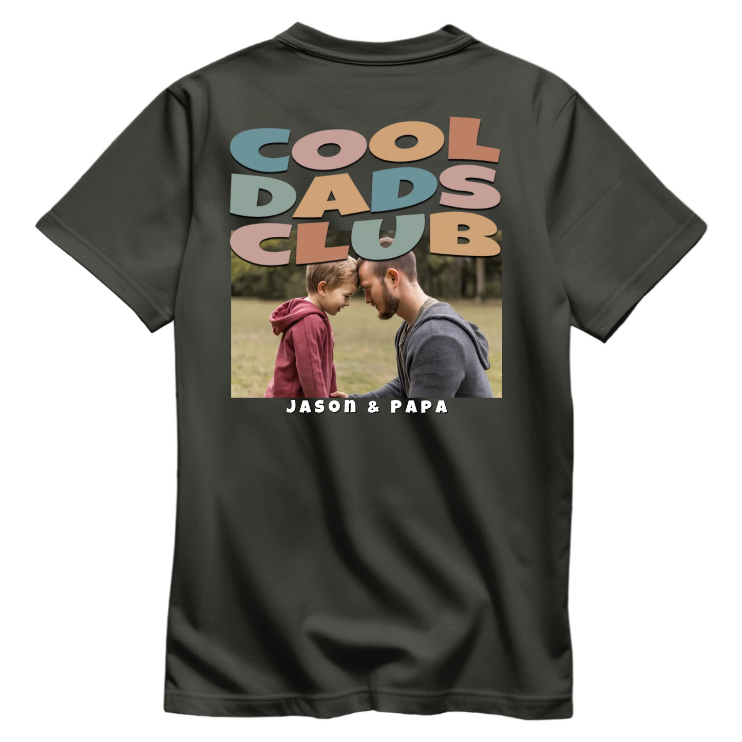 Personalisiertes Papa Shirt „Cool Dads Club“ mit Foto-Rückenprint - Khaki - Produktvorschau