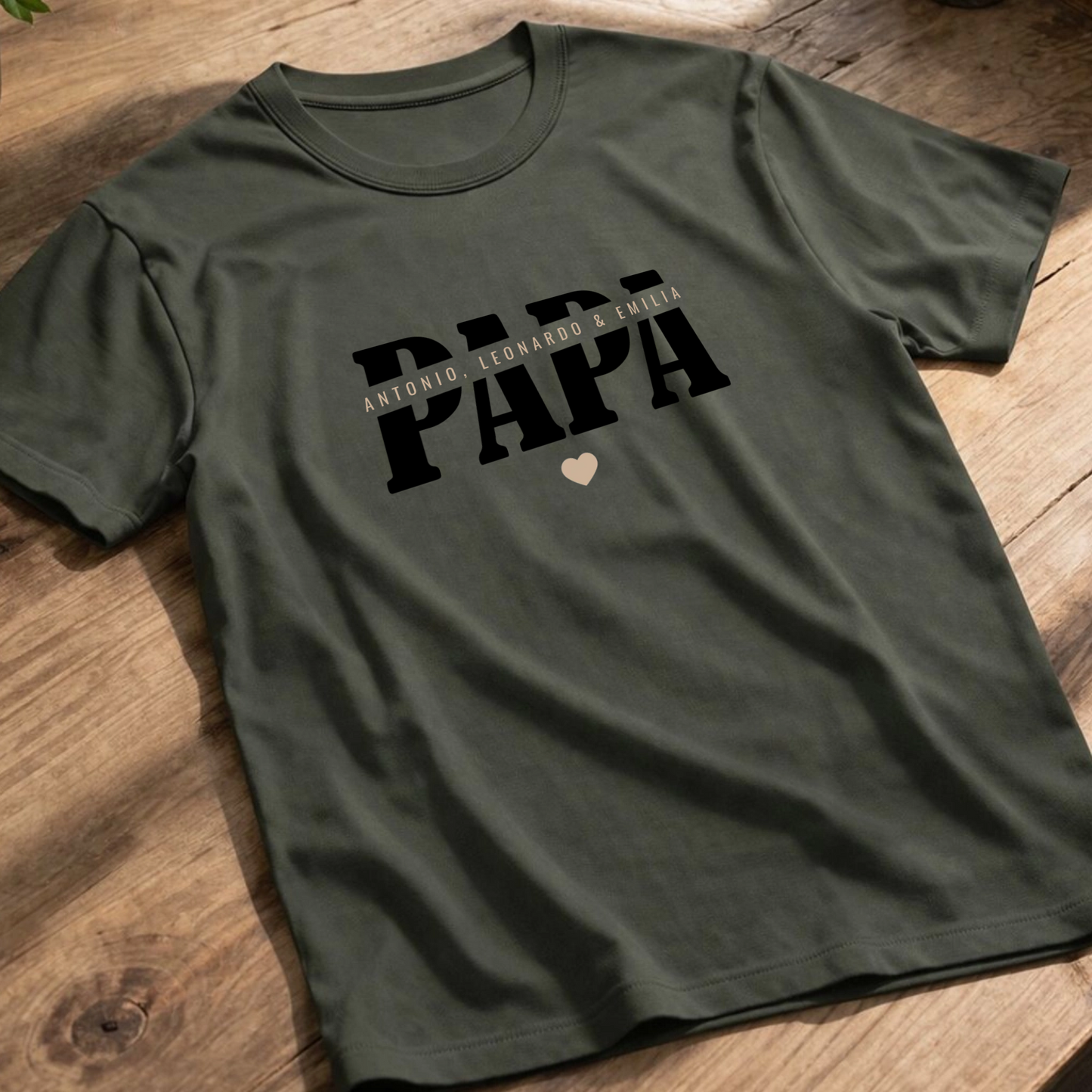 Personalisiertes Papa Shirt mit Namen der Kinder und Herz - Produktbeispiel - Khaki