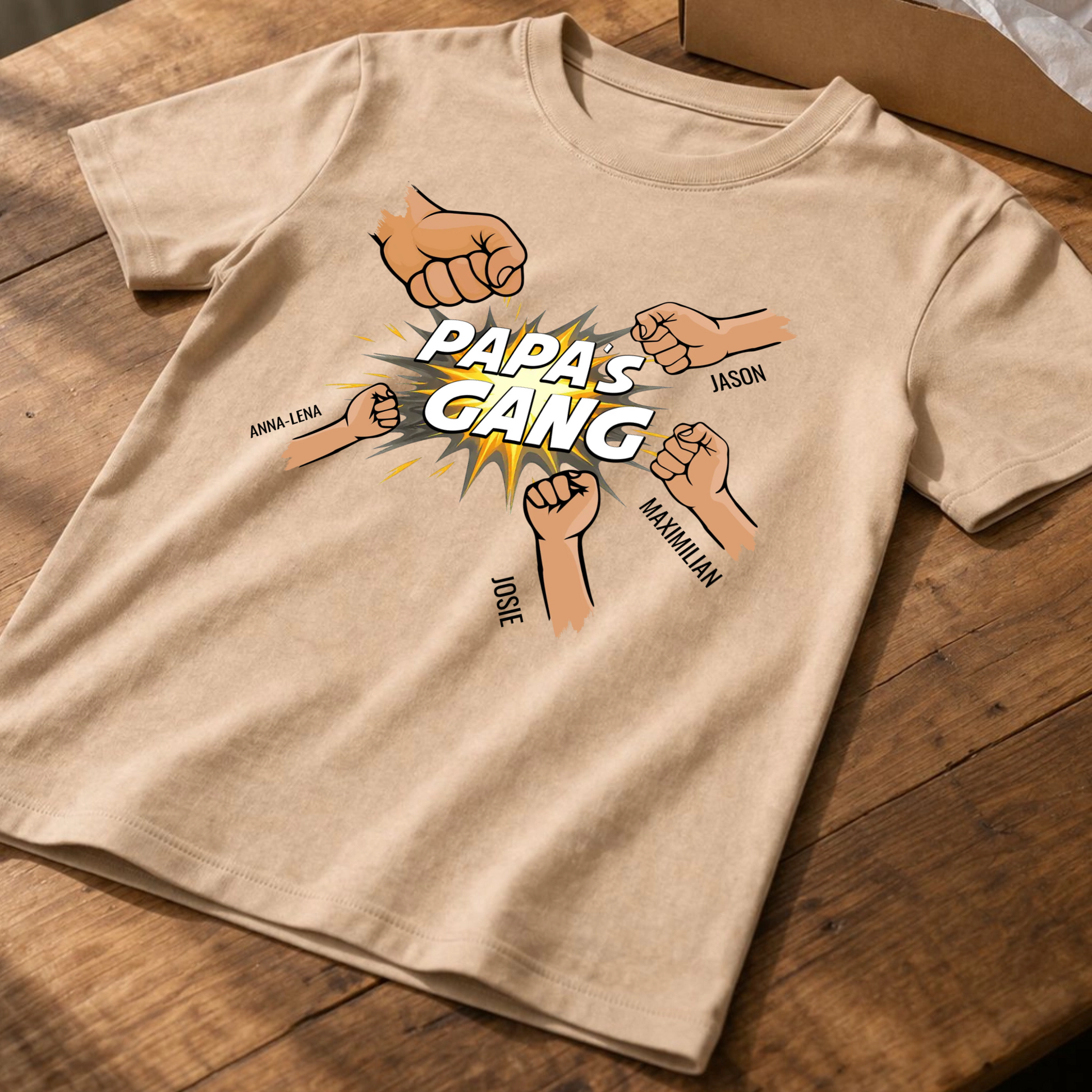 Personalisiertes Papa Shirt „Papas Gang“ mit Namen der Kinder in Sand Produkt Beispiel