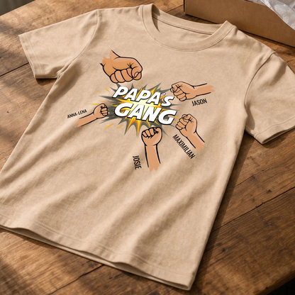 Personalisiertes Papa Shirt „Papas Gang“ mit Namen der Kinder in Sand Produkt Beispiel