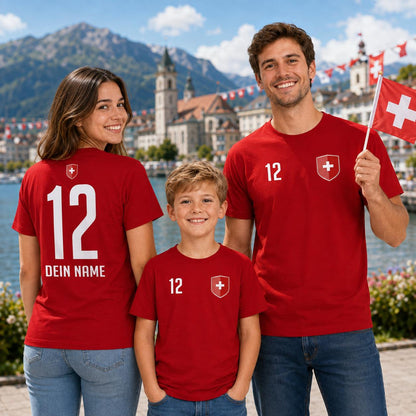 Familie mit personalisierten Schweiz Fan-Shirts für Kinder und Erwachsene vor einem Fußballstadion