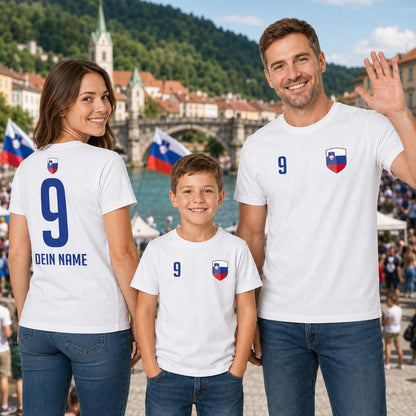 Familie mit personalisierten weißen Slowenien-Shirts beim gemeinsamen Anfeuern