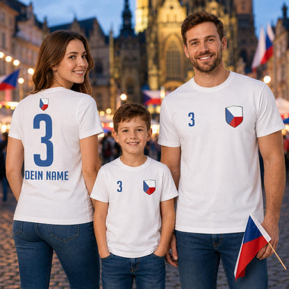 Familie mit personalisierten weißen Tschechien-Shirts beim gemeinsamen Anfeuern