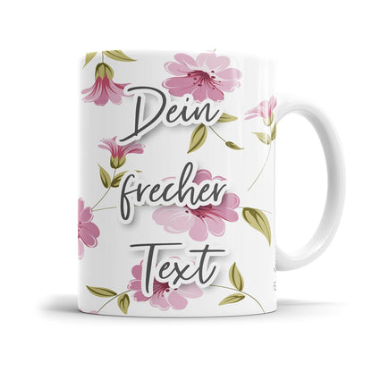 Personalisierbare rosa Tasse mit frechem Wunschtext und Blumenhintergrund