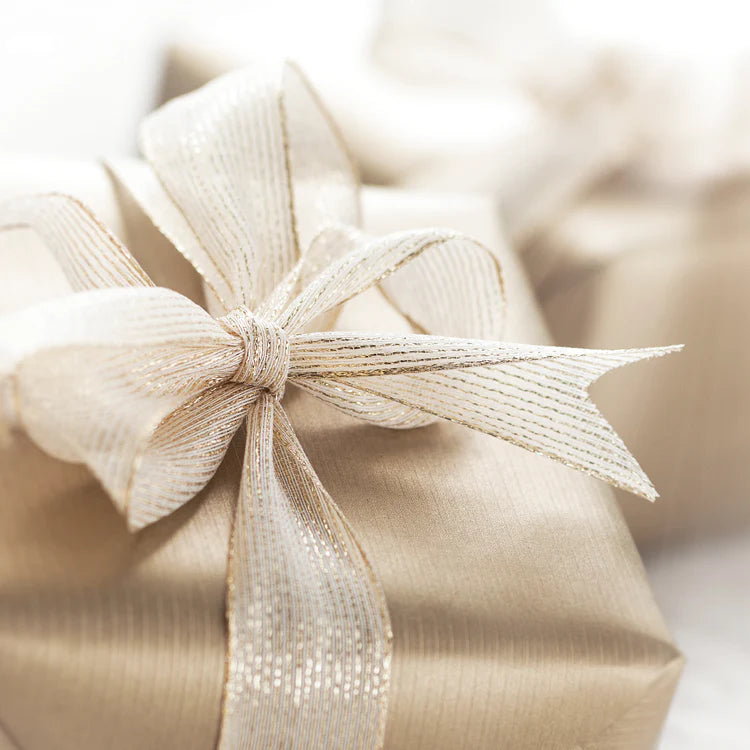 Geschenk in hochwertiger goldenen Verpackung