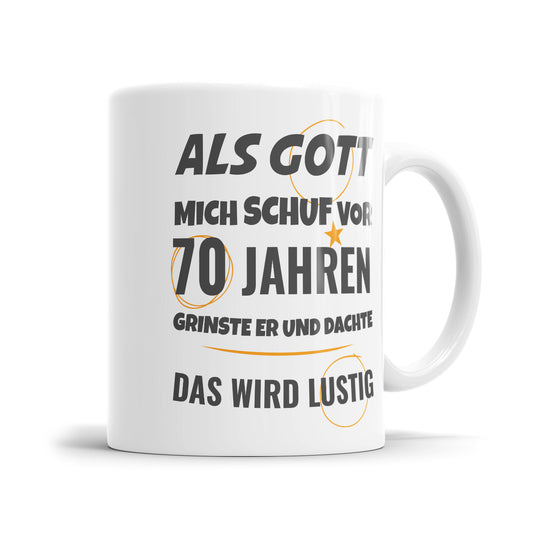 Als Gott mich schuf vor 70 Jahren grinste er und dachte das wird lustig - Geburtstag Tasse - Fulima